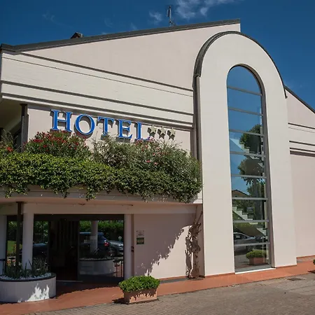 米斯特拉尔帆船酒店 酒店 西尔米奥奈
